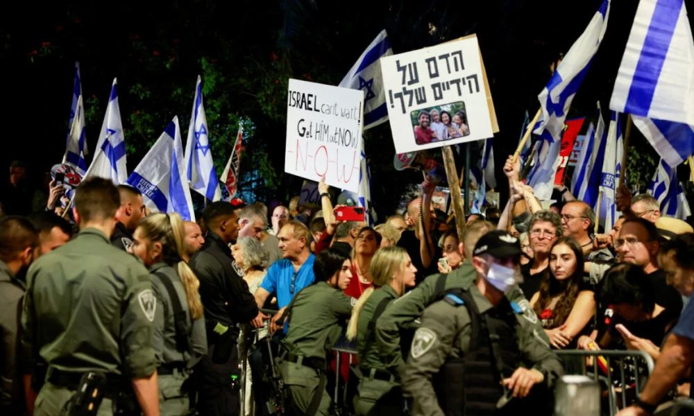 Εκατοντάδες διαδηλωτές έξω από την οικία του Νετανιάχου - Τον καλούν να παραιτηθεί
